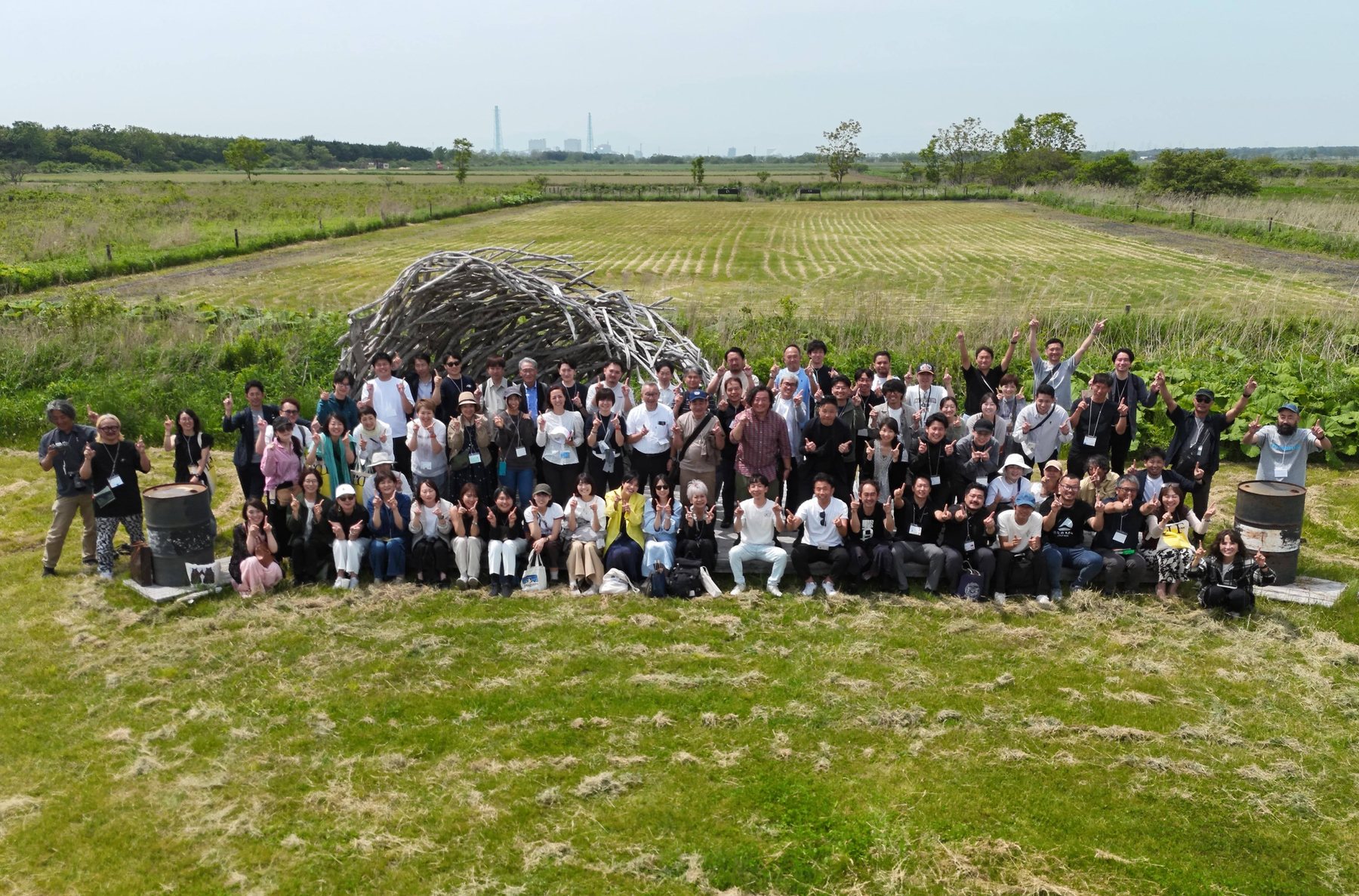 オーガニック視察ツアー（2026年・北海道）｜広大な畑を背に集う約100名の参加者